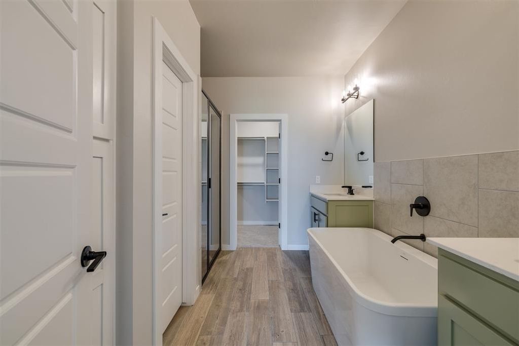 Image 29 of property listing at 409 Carlow Way, Yukon, OK 73099