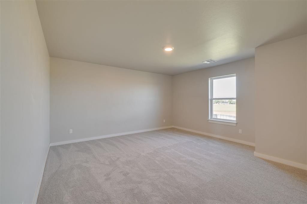 Image 36 of property listing at 409 Carlow Way, Yukon, OK 73099