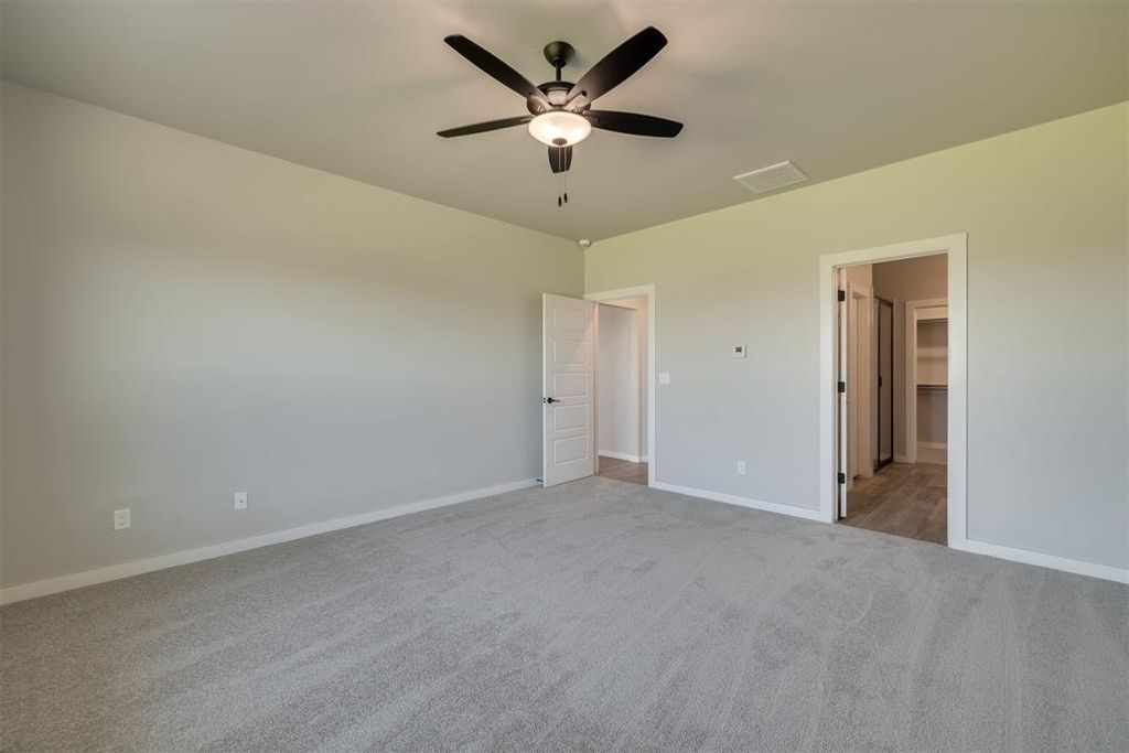 Image 5 of property listing at 409 Carlow Way, Yukon, OK 73099