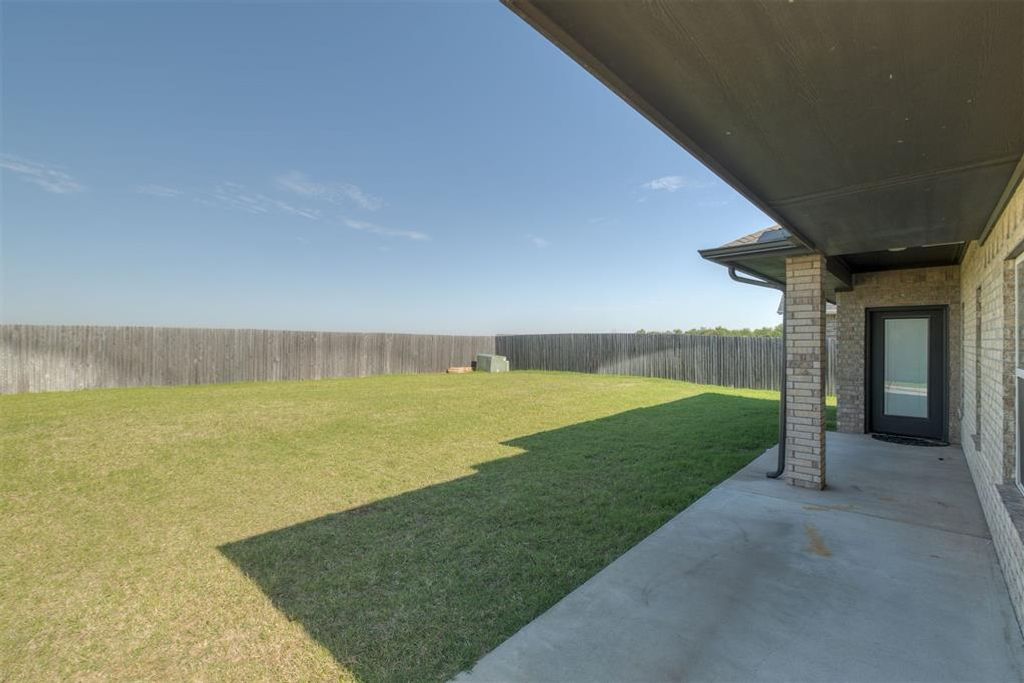 Image 7 of property listing at 409 Carlow Way, Yukon, OK 73099