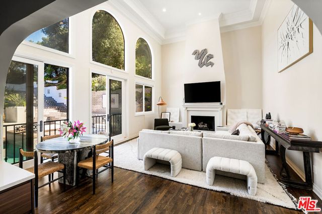 5500 Red Oak Drive, Los Angeles, CA 90068