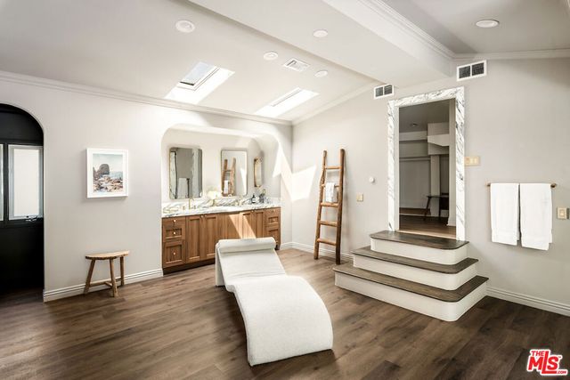 5500 Red Oak Drive, Los Angeles, CA 90068