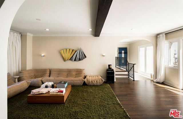 5500 Red Oak Drive, Los Angeles, CA 90068