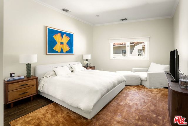 5500 Red Oak Drive, Los Angeles, CA 90068