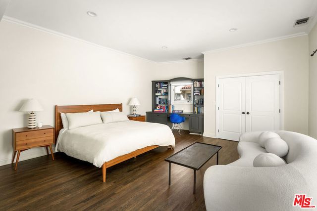 5500 Red Oak Drive, Los Angeles, CA 90068