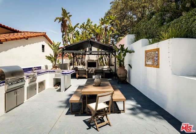 5500 Red Oak Drive, Los Angeles, CA 90068