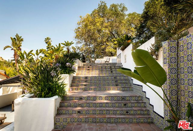 5500 Red Oak Drive, Los Angeles, CA 90068