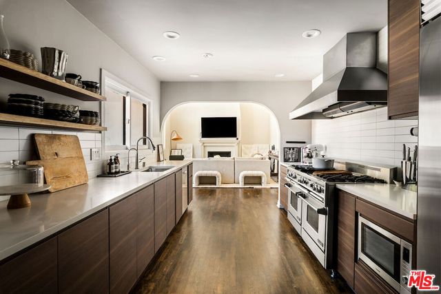 5500 Red Oak Drive, Los Angeles, CA 90068