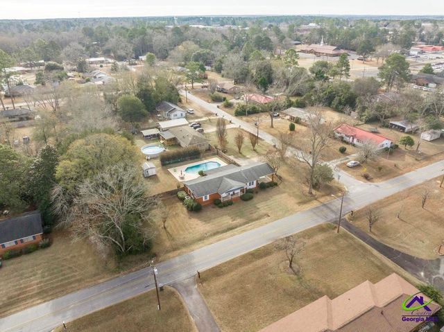 188 E Lewis Street, Cochran, GA 31014