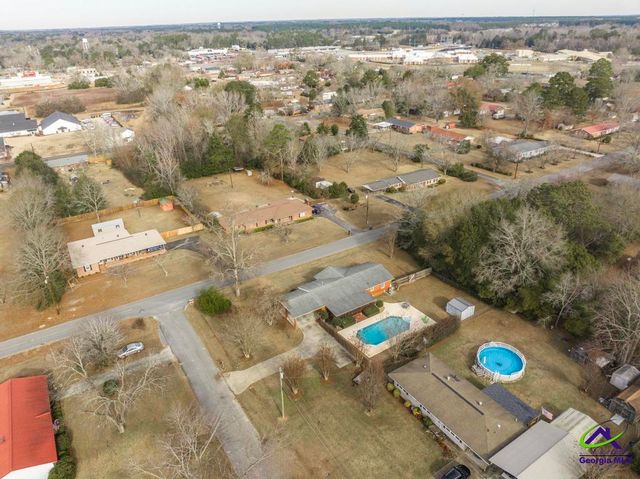 188 E Lewis Street, Cochran, GA 31014