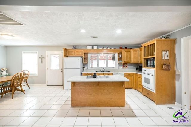 188 E Lewis Street, Cochran, GA 31014