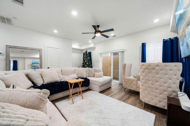 851 S Victory Drive B C, Houston, TX 77088