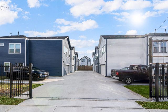 851 S Victory Drive B C, Houston, TX 77088