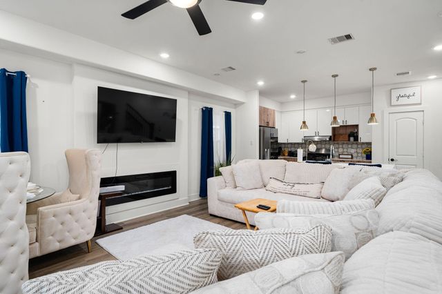 851 S Victory Drive B C, Houston, TX 77088