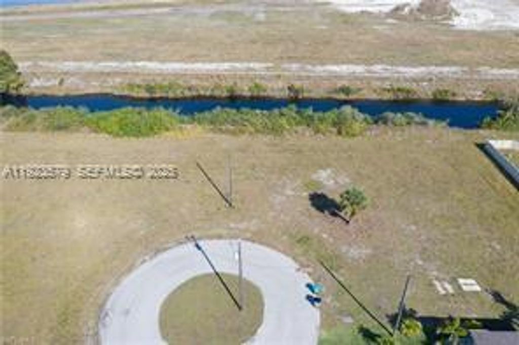 Image 3 of property listing at 3923 NW 33RD PL, Cape Coral, FL 33993