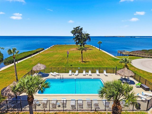 404 WINDRUSH BAY DRIVE, Tarpon Springs, FL 34689