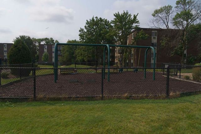 1311 S Finley Road 213, Lombard, IL 60148