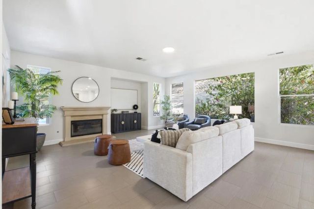 399 Amparo Dr, Escondido, CA 92025