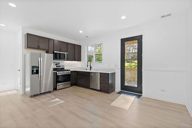 8611 Dorr Road, Wonder Lake, IL 60097