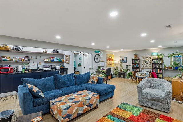 9190 Cody Drive, West Des Moines, IA 50266