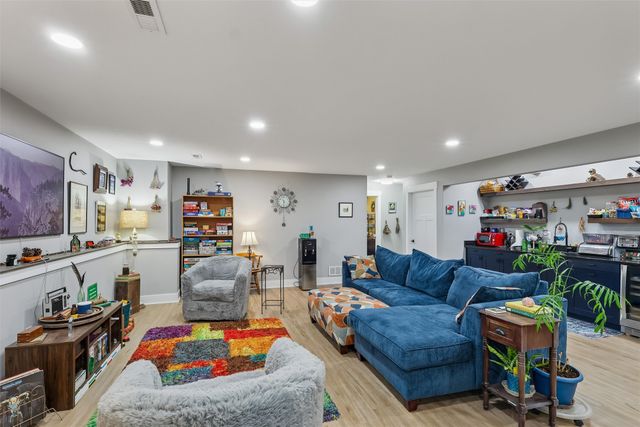 9190 Cody Drive, West Des Moines, IA 50266