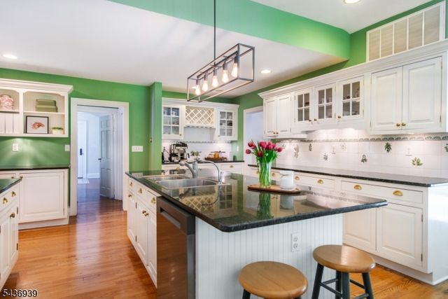 11 Yorke Rd, Mountain Lakes Boro, NJ 07046