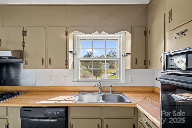 94 Church Street, Weaverville, NC 28787