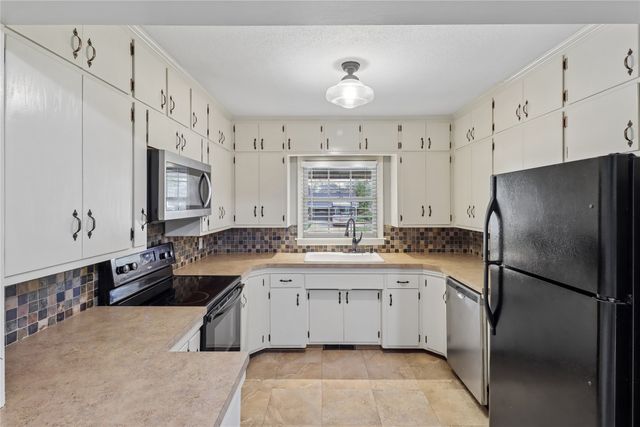 905 S 11th Avenue W, Newton, IA 50208