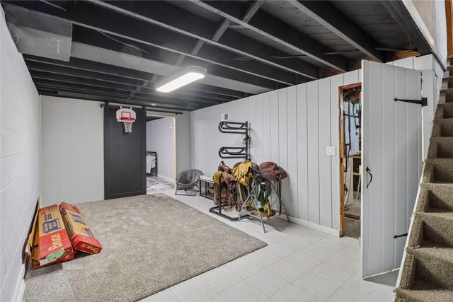 905 S 11th Avenue W, Newton, IA 50208