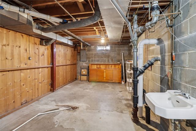 905 S 11th Avenue W, Newton, IA 50208