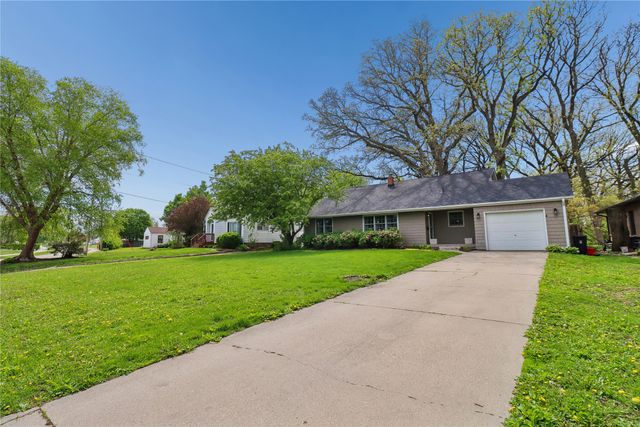 905 S 11th Avenue W, Newton, IA 50208