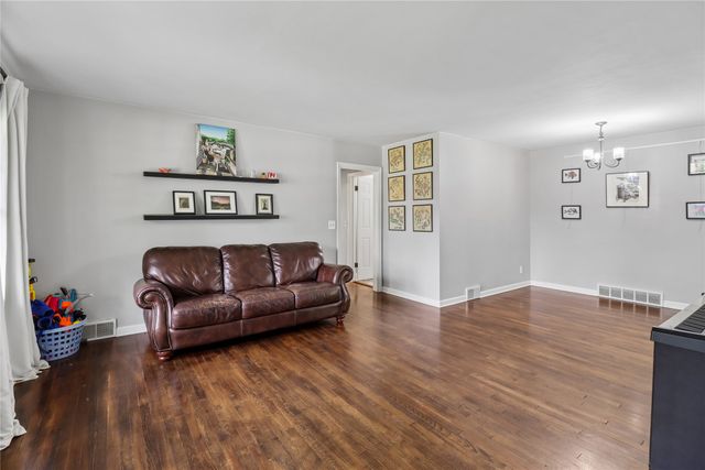 905 S 11th Avenue W, Newton, IA 50208