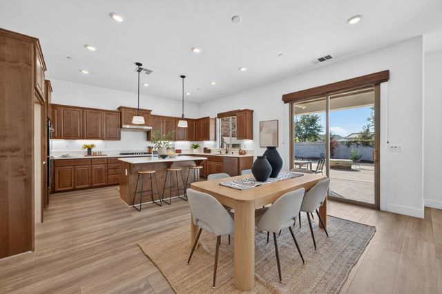 300 Yorktown Ct, Roseville, CA 95747