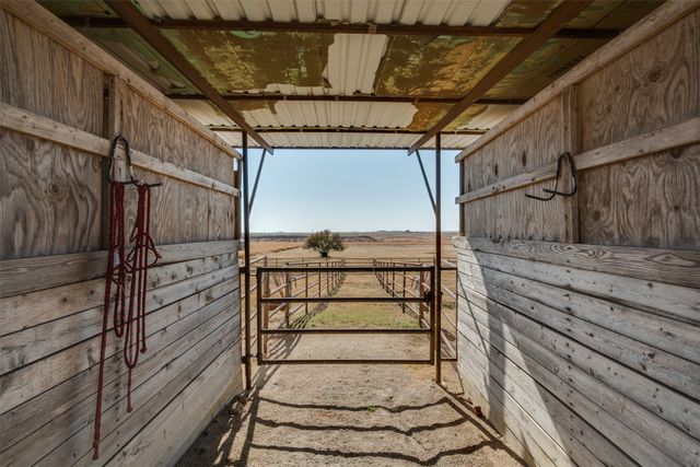 945 Quarter Horse Lane, Bellevue, TX 76228