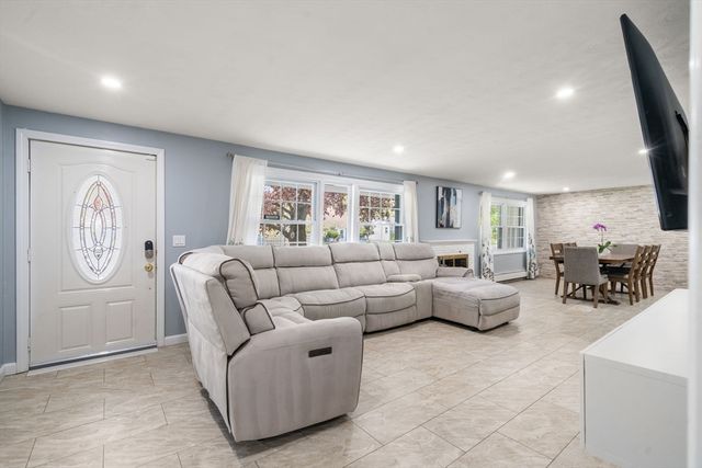 26 Winifred Ave, Worcester, MA 01602