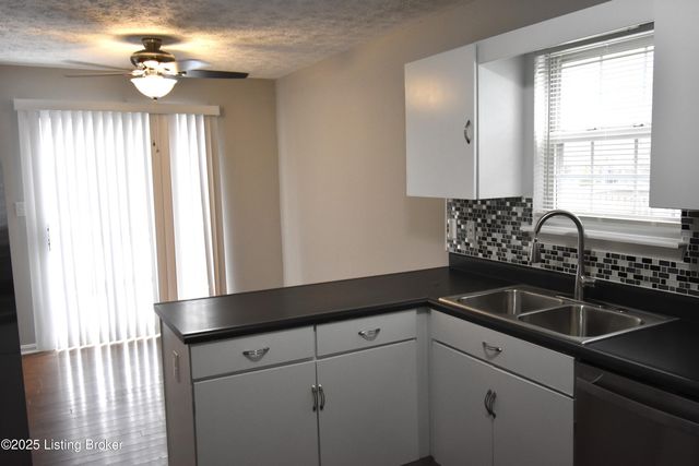 4313 Hickoryview Dr, Louisville, KY 40299