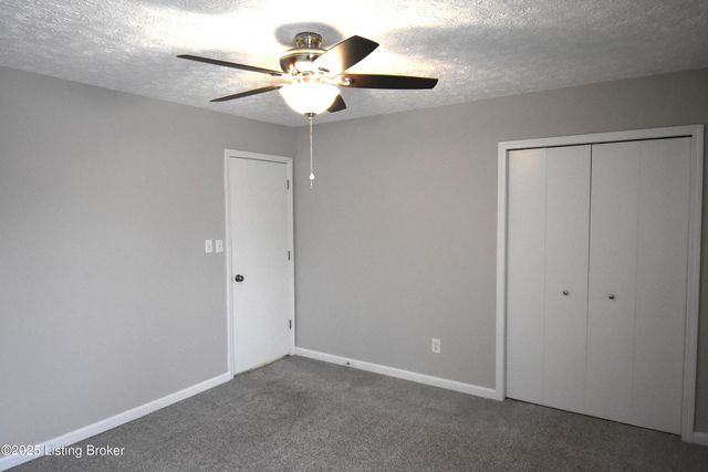 4313 Hickoryview Dr, Louisville, KY 40299