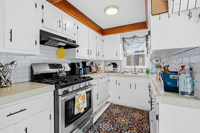 67 Hope St, Acushnet, MA 02743