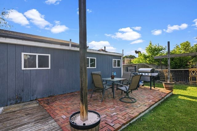 67 Hope St, Acushnet, MA 02743