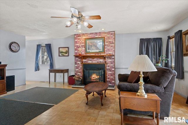 406 S BENTON Street, New Berlin, IL 62670