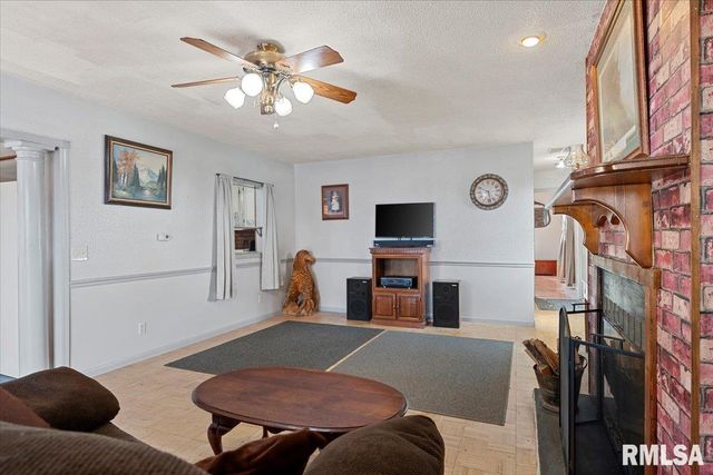 406 S BENTON Street, New Berlin, IL 62670