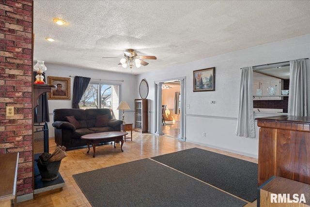 406 S BENTON Street, New Berlin, IL 62670