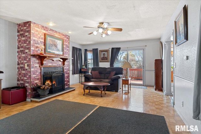 406 S BENTON Street, New Berlin, IL 62670