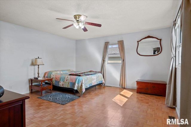 406 S BENTON Street, New Berlin, IL 62670