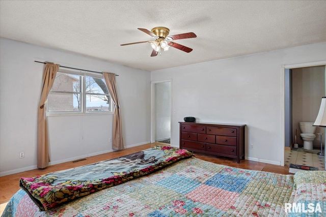 406 S BENTON Street, New Berlin, IL 62670