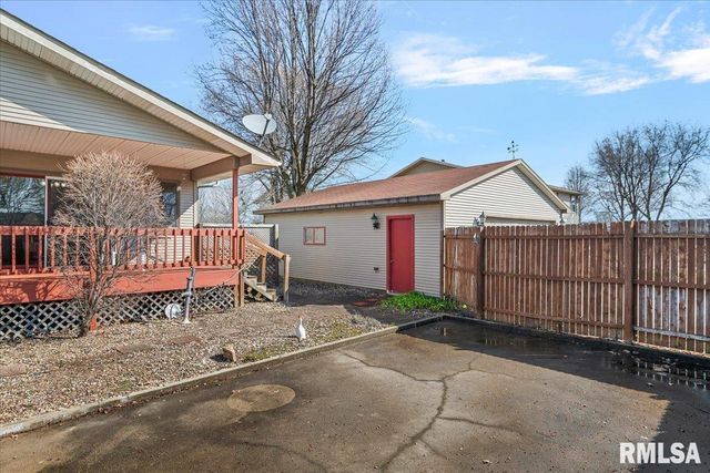 406 S BENTON Street, New Berlin, IL 62670