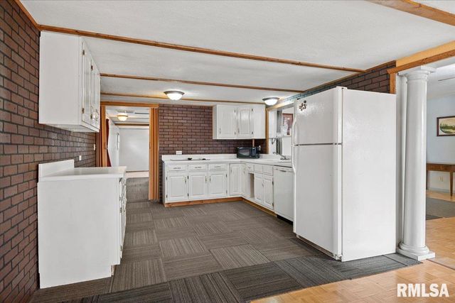 406 S BENTON Street, New Berlin, IL 62670