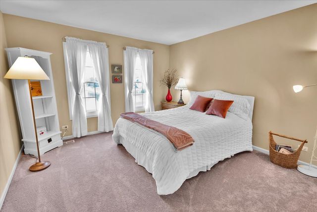 415 Mallard Point Drive, North Aurora, IL 60542