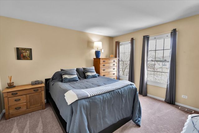 415 Mallard Point Drive, North Aurora, IL 60542