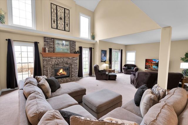 415 Mallard Point Drive, North Aurora, IL 60542